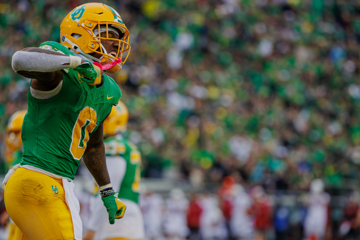 Oregon Ducks running back Bucky Irving celebrates a big play against the Washington State Cougars.